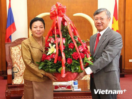 Thứ trưởng Ngoại giao Lào Sounthon Saynhachac (trái) chúc mừng ngày Quốc khánh Việt Nam.